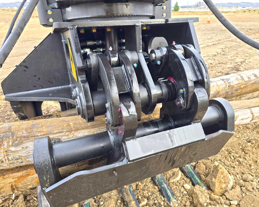 Close-up of internal linkage & grapple mechanism Close-up of Dymax IronClaw excavator grapple rake power-link clamp and heavy-duty linkage assembly